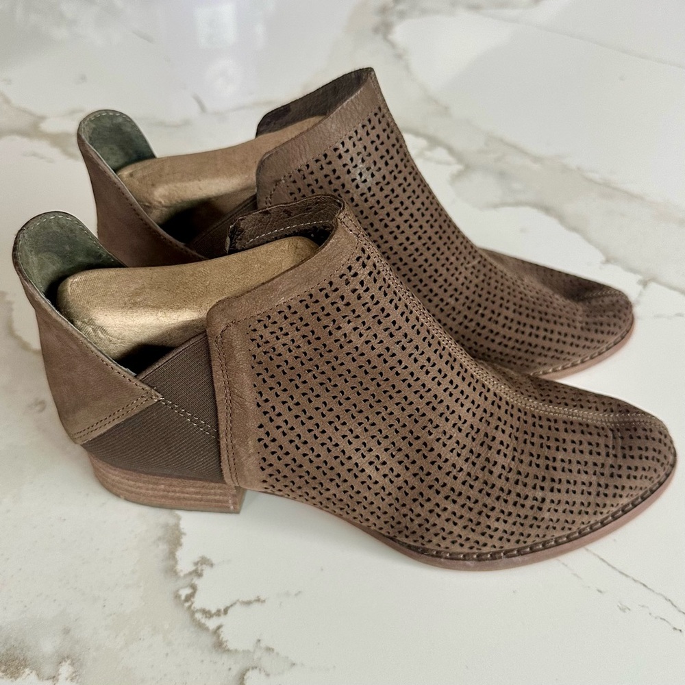 Vince Camuto Brown/Tan Suede Ankle Booties SIZE 37